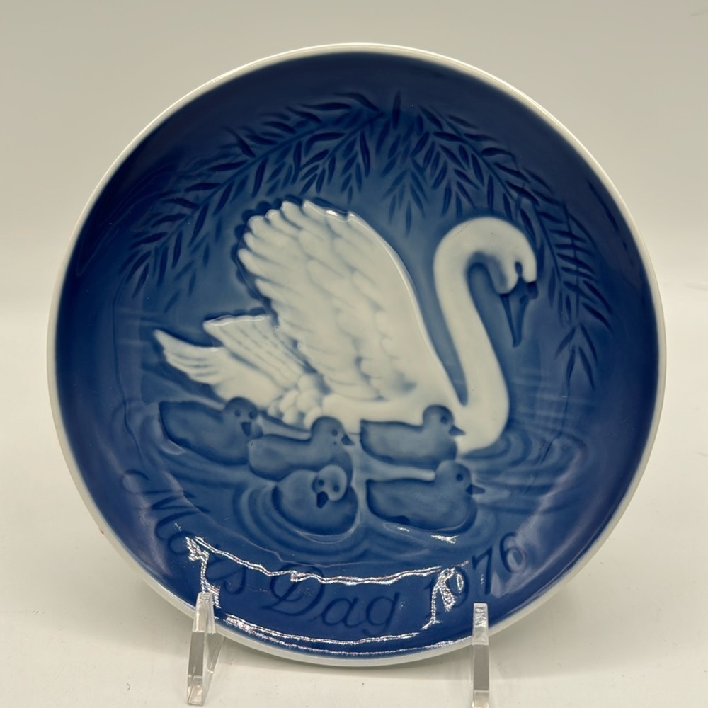 Bing and Grondahl Mother ‘s Day 1976; plate/shallow bowl